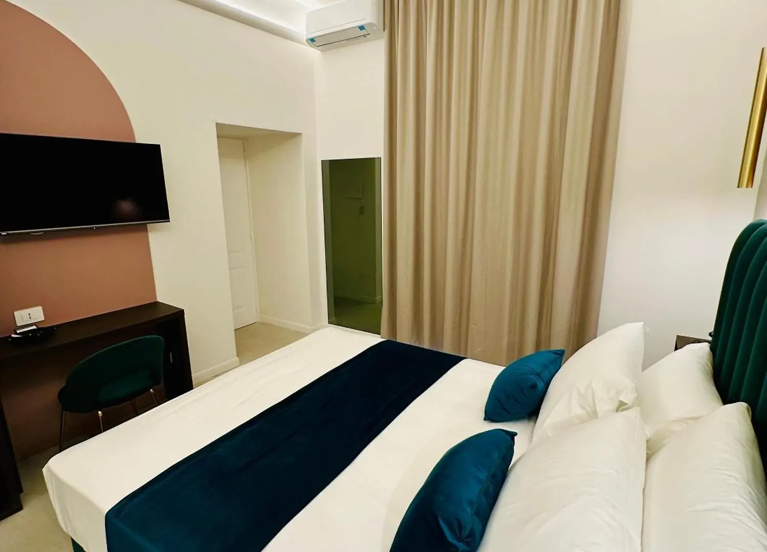 Hotiday Room Collection - Napoli Museo Suite 0*, Naples